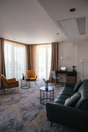 Rom – executive | Minibar, safe på rommet, skrivebord og skrivebord for bærbar PC