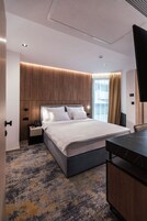 Quarto econômico | Frigobar, cofres nos quartos, escrivaninha