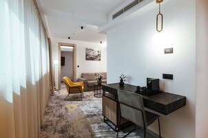 Suíte júnior | Área de estar | TV de tela plana 100 cm com canais a cabo, TV