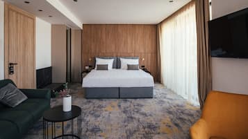 Executive Room | 1 bedroom, minibar, in-room safe, desk