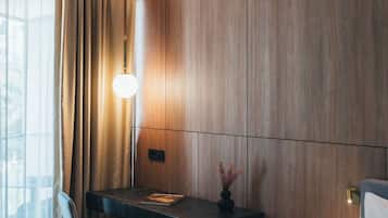 Habitación clásica | Minibar, caja de seguridad en la habitación y escritorio