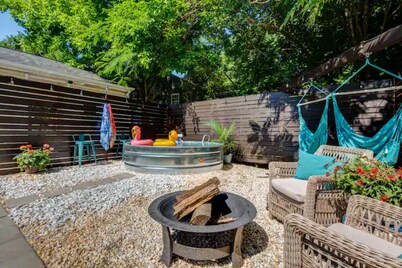 Cozy King Blue H2O Staycation , Stock Tank Pool, Hot Tub, Fire Pit Pets OK!