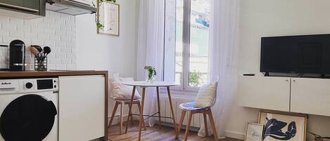 Réfrigérateur, micro-ondes, plaque de cuisson, cafetière/bouilloire