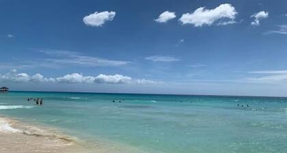 Lovely apt with pool + walking distance beach