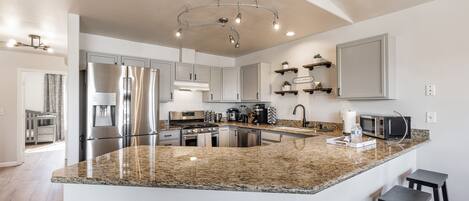 Frigorifero, microonde, forno, piano cottura