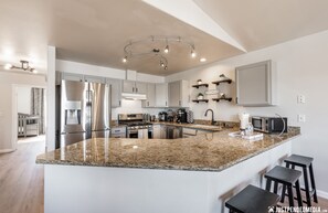 Refrigerador, microondas, horno y parrilla de estufa 