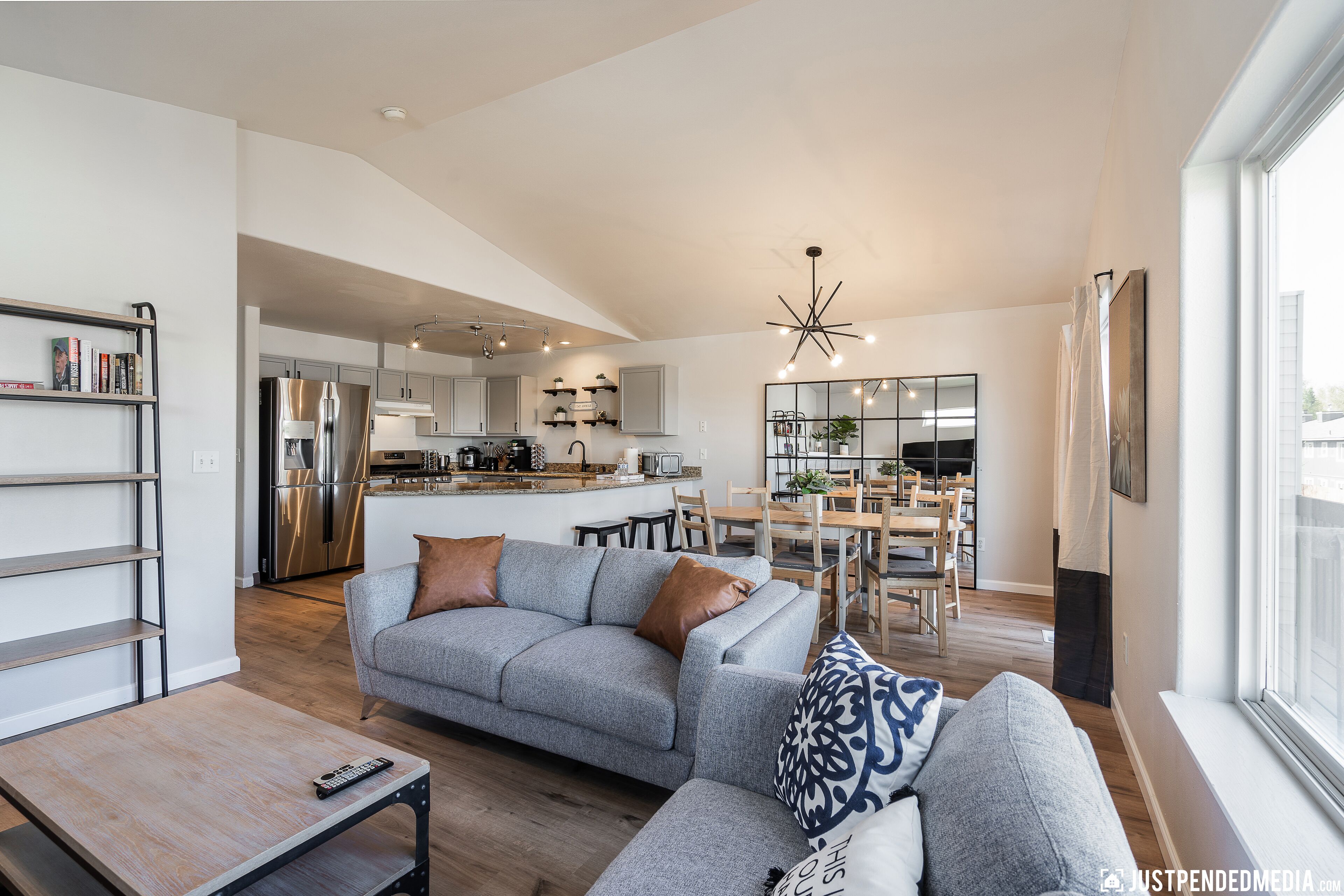 Smart-TV, Kamin, Bücher