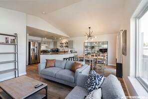 Smart-TV, Kamin, Bücher