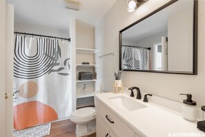 Tina con regadera, secadora de cabello, toallas, jabón 