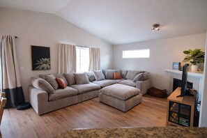 Smart TV, chimenea y libros 