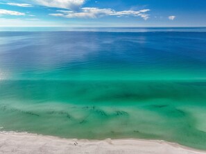 A beach with clear turquoise water and a sandy shore. - Bluewater Belle | Private Pool | 6-Seater Golf Cart | Private Beach Access (Miramar Beach)