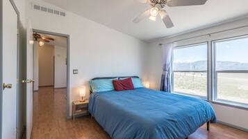 3 slaapkamers, een bureau, een strijkplank/strijkijzer, gratis wifi