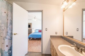 Combined shower/bathtub, hair dryer, soap, shampoo