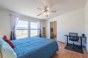 3 bedrooms, desk, iron/ironing board, free WiFi