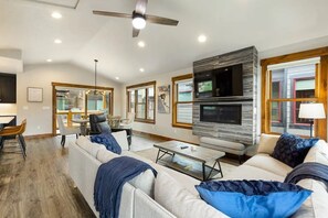 Smart TV, chimenea y libros 