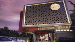 Un hotel modern amb una façana gran i un disseny motllat.