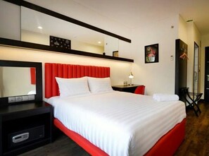 Kamar Double atau Twin Superior | Brankas, meja kerja, ruang kerja ramah laptop, dan tirai kedap cahaya