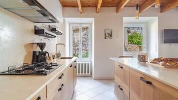 Réfrigérateur, micro-ondes, four, plaque de cuisson