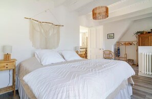 3 habitaciones, tabla de planchar con plancha y cuna de viaje 