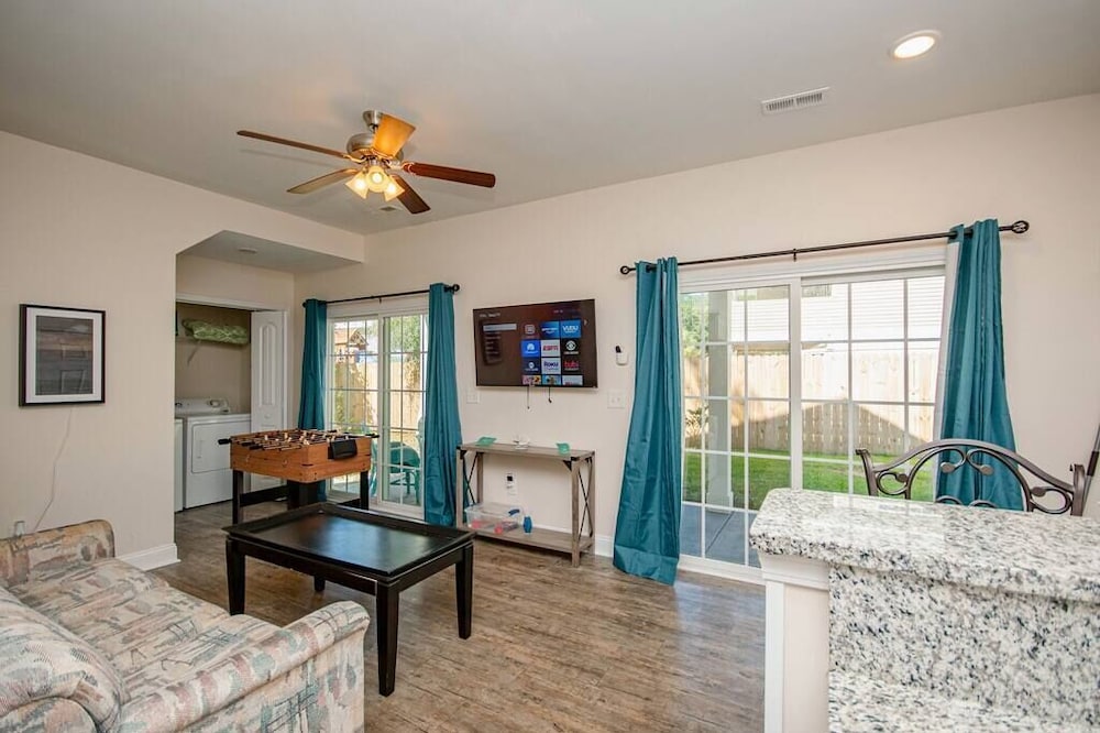 3-Bedroom Duplex with Free Parking - Near Beach!