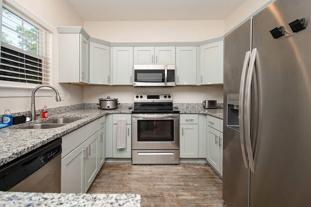 3-Bedroom Duplex with Free Parking - Near Beach!