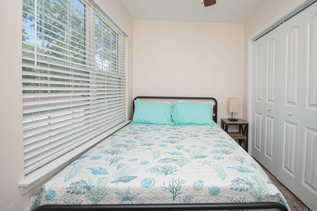 3-Bedroom Duplex with Free Parking - Near Beach!