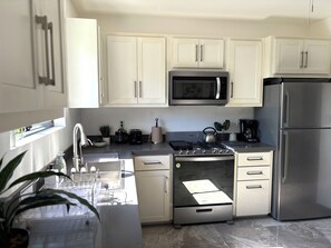 Een koelkast, een magnetron, een oven, een kookplaat