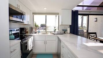 Geladeira, micro-ondas, fogão, cooktop