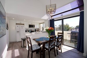 Dining - 2Bed 2Bath APT walking distance to BEACH and BAY i (San Diego)
