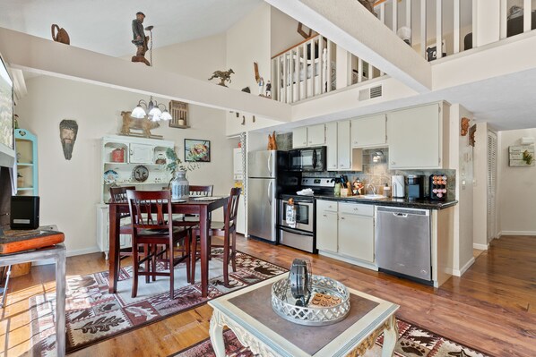 Fridge, microwave, oven, stovetop - 2 bed 2 bath Rustic roost loft condo; deck 2 pools; Lake Taneycomo, & amenities (Branson)