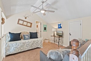 2 bedrooms, desk, iron/ironing board, free WiFi - 2 bed 2 bath Rustic roost loft condo; deck 2 pools; Lake Taneycomo, & amenities (Branson)