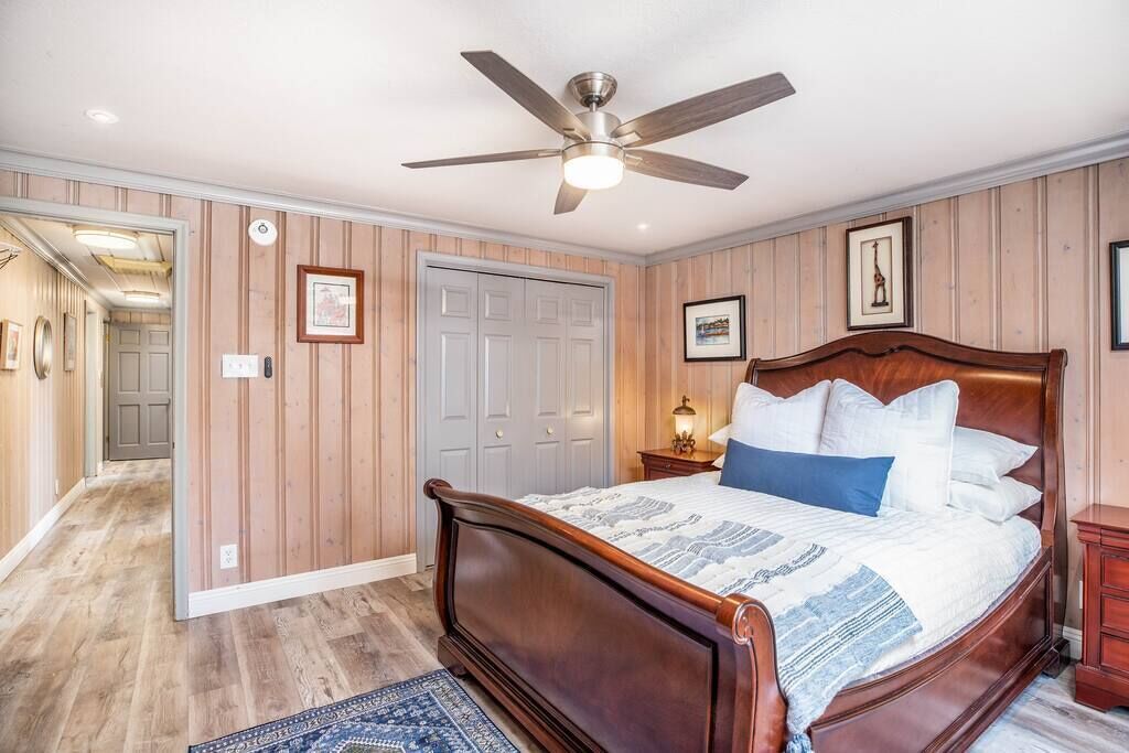 Holladay Great Location w/Guitar