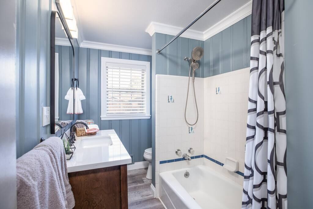 Holladay Great Location w/Guitar