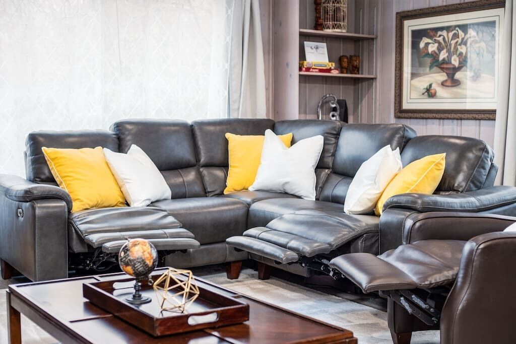 Holladay Great Location w/Guitar