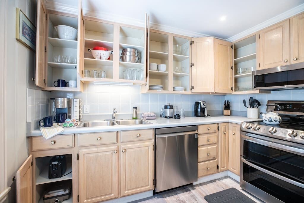 Holladay Great Location w/Guitar