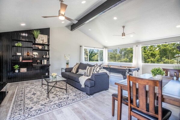 Smart-tv, eldstad och böcker