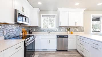 Refrigerador, microondas, horno y parrilla de estufa