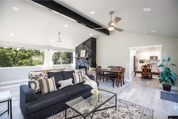 Téléviseur connecté, foyer, livres