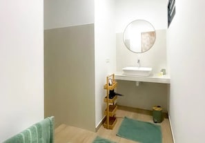 Dusche, Haartrockner, Handtücher, Seife
