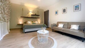 1 habitación, tabla de planchar con plancha y cuna de viaje 