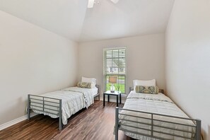 3 chambres, fer et planche à repasser, Wi-Fi gratuit, draps fournis
