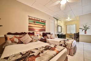 1 habitación, tabla de planchar con plancha y cuna de viaje 