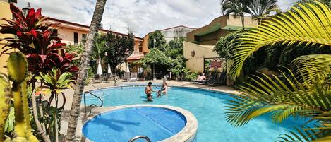 Piscina all'aperto, una piscina riscaldata