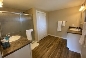 Combined shower/tub, towels, soap, toilet paper - Relax in the heart of Washington wine country (Prosser)