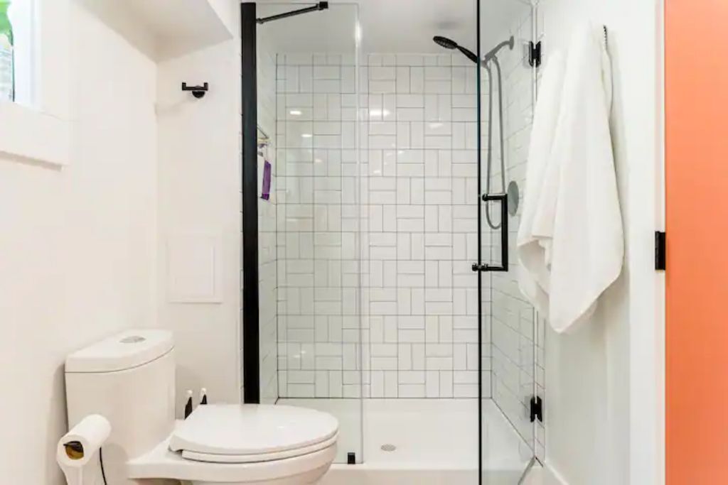 Regadera y papel de baño 