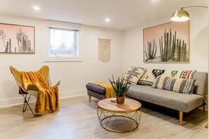 TV - Bright and Beautiful One Bedroom Apartment (Portland)