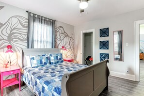 5 bedrooms, desk, iron/ironing board, free WiFi - 5BR Beach Getaway / Sleeps 10 / Pet Friendly (Norfolk)