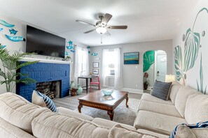 Smart TV - 5BR Beach Getaway / Sleeps 10 / Pet Friendly (Norfolk)