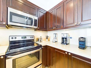 Kühlschrank, Mikrowelle, Ofen, Geschirrspüler