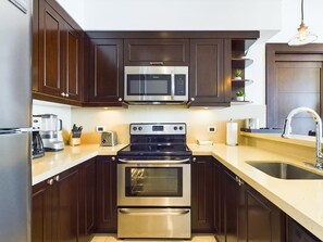 Kühlschrank, Mikrowelle, Ofen, Geschirrspüler